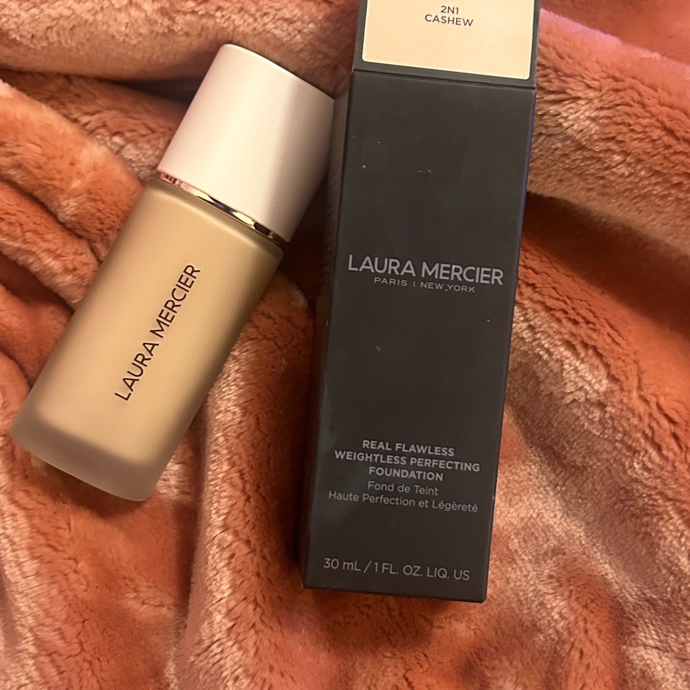 Laura Mercier Real Flawless Weightless Perfecting Foundation